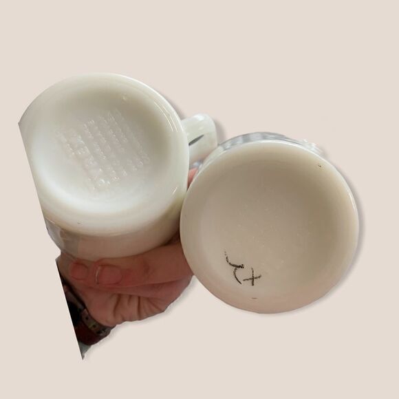 Set of 2 Vintage Woodland Print Pyrex Milk Cups - Picture 5 of 5